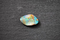 Boulderopal in Fantasieform mit intensivem Farbspiel in Blau, Grün und Violett – natürlicher Edelstein mit einzigartiger Struktur