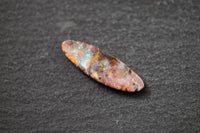 Boulderopal in Fantasieform mit intensivem Farbspiel in Rot, Blau und Grün – natürlicher Edelstein mit einzigartiger Struktur