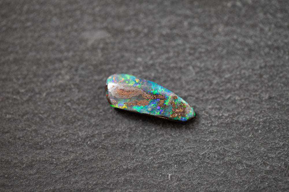 Boulderopal in Fantasieform mit intensivem Farbspiel in Blau und Grün – natürlicher Edelstein mit einzigartiger Struktur