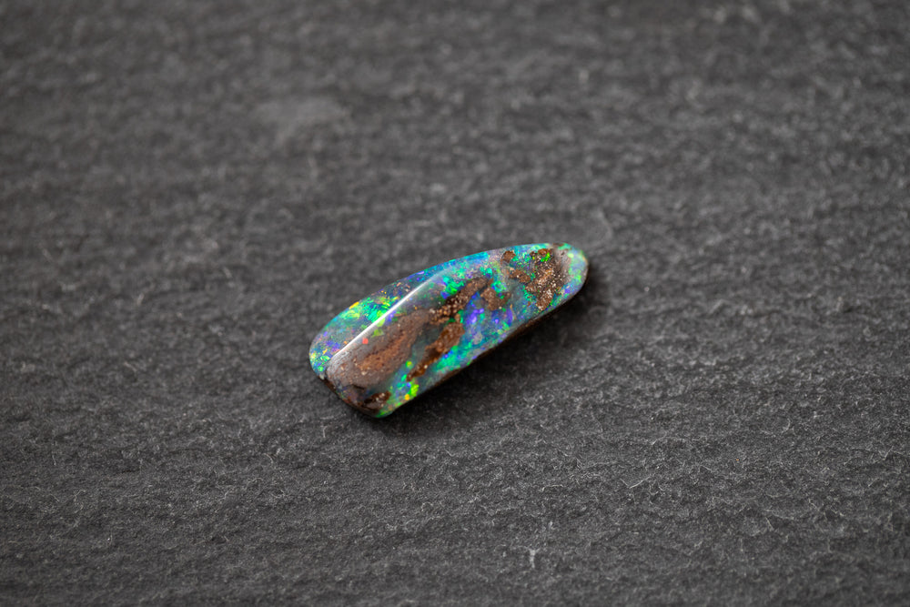 Boulderopal in Fantasieform mit intensivem Farbspiel in Blau und Grün – natürlicher Edelstein mit einzigartiger Struktur