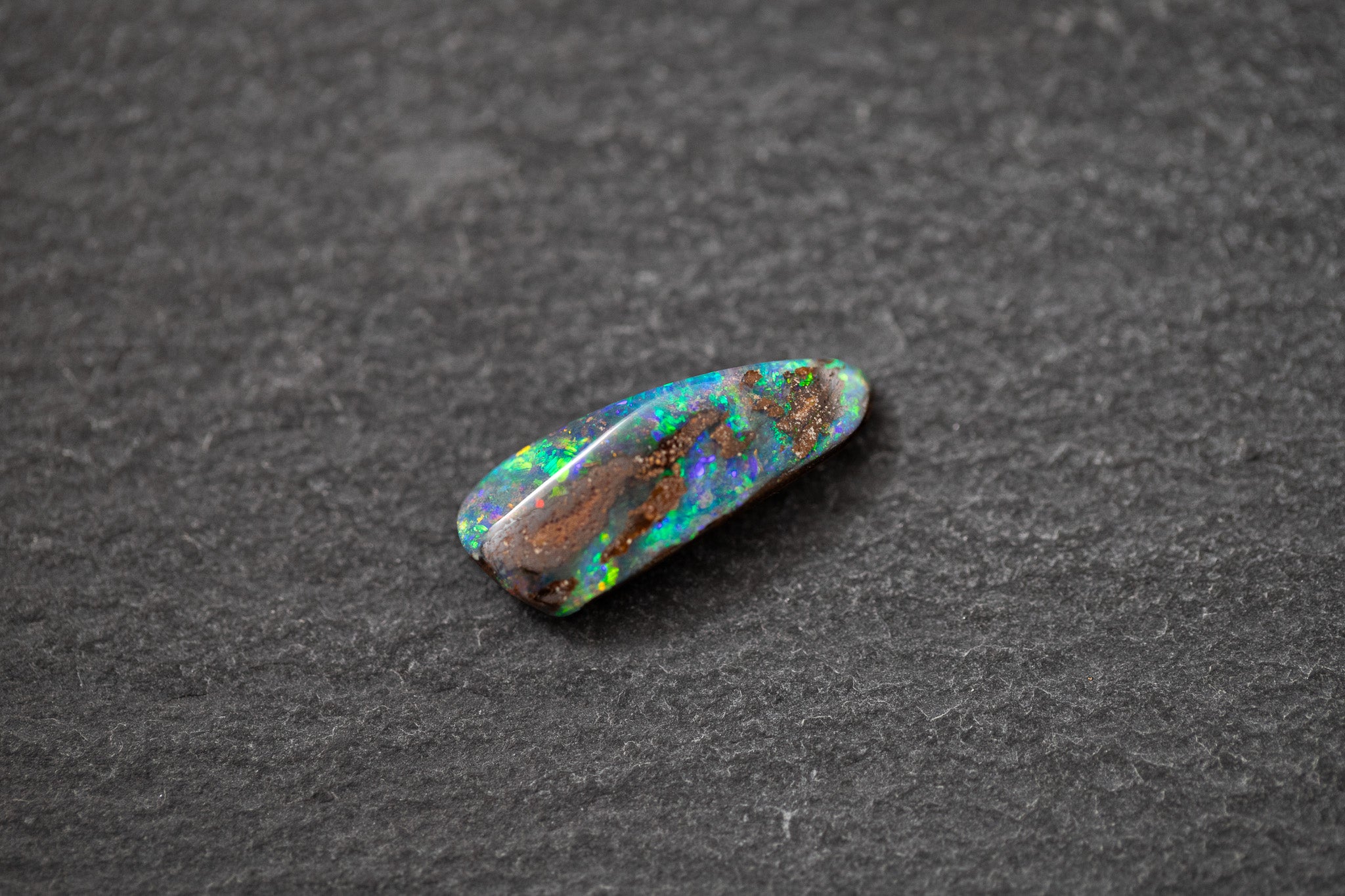 Boulderopal in Fantasieform mit intensivem Farbspiel in Blau und Grün – natürlicher Edelstein mit einzigartiger Struktur