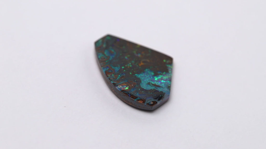 Boulderopal in Fantasieform mit Türkis und Grüntönen