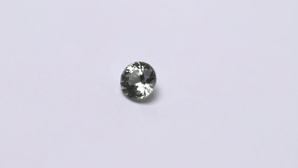 Saphir, rund, facettiert, hellgrün