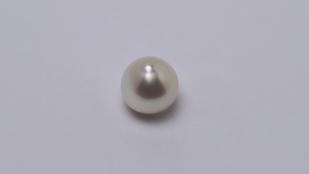 Weiße, tropfenförmige Südseeperle mit starkem Lüster