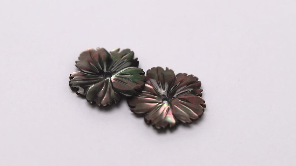 Paar Perlmutt Blumen, graviert