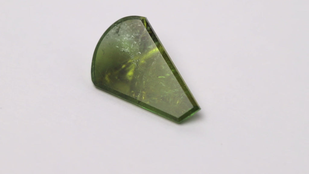 Turmalin in Fantasieform mit einem Spiegelschliff und grüner Farbe