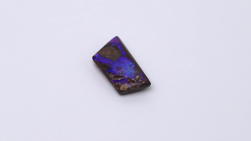 Boulderopal, fantasieform, violette